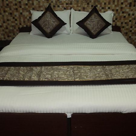Benazeer Hotel Mumbai Bagian luar foto