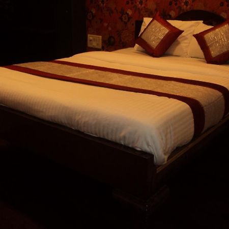 Benazeer Hotel Mumbai Bagian luar foto