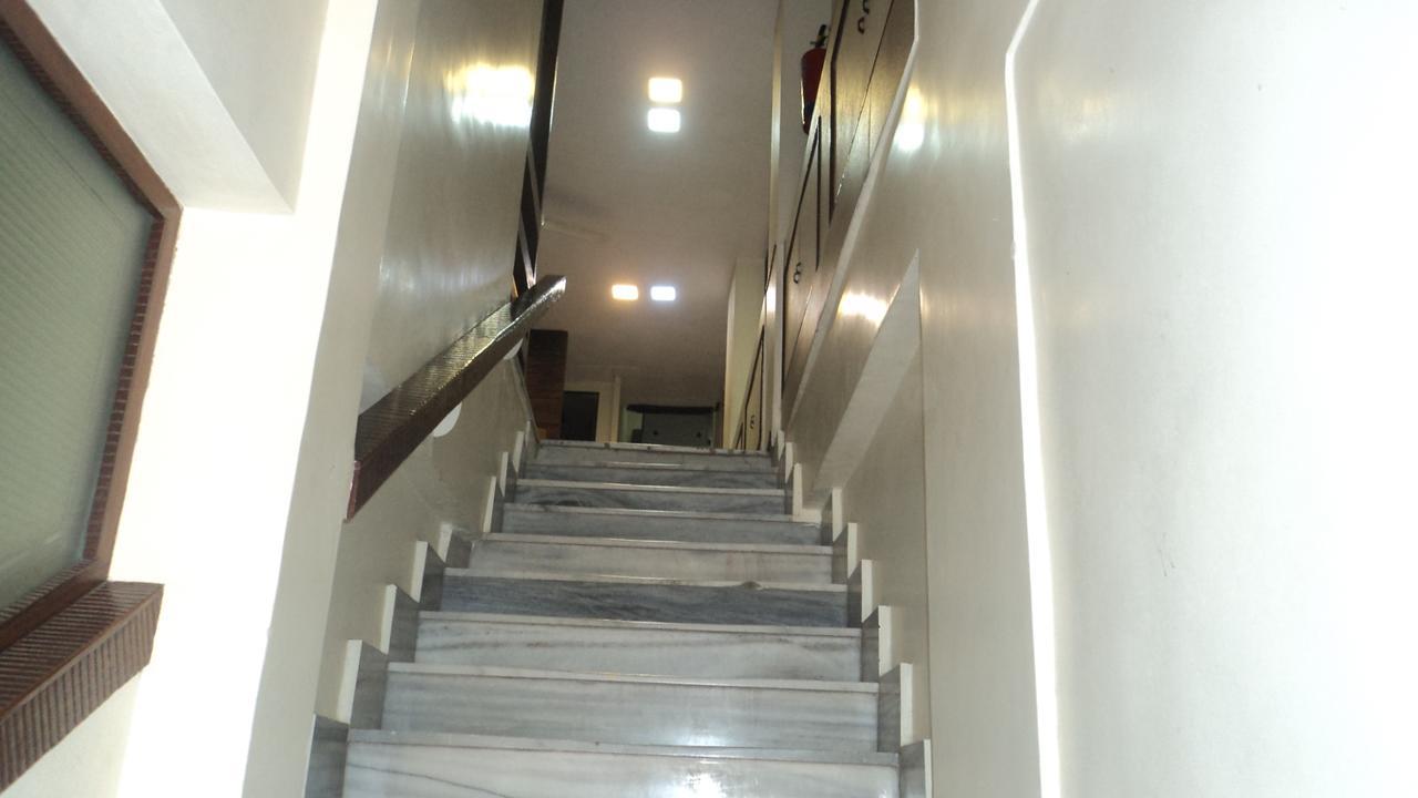 Benazeer Hotel Mumbai Bagian luar foto