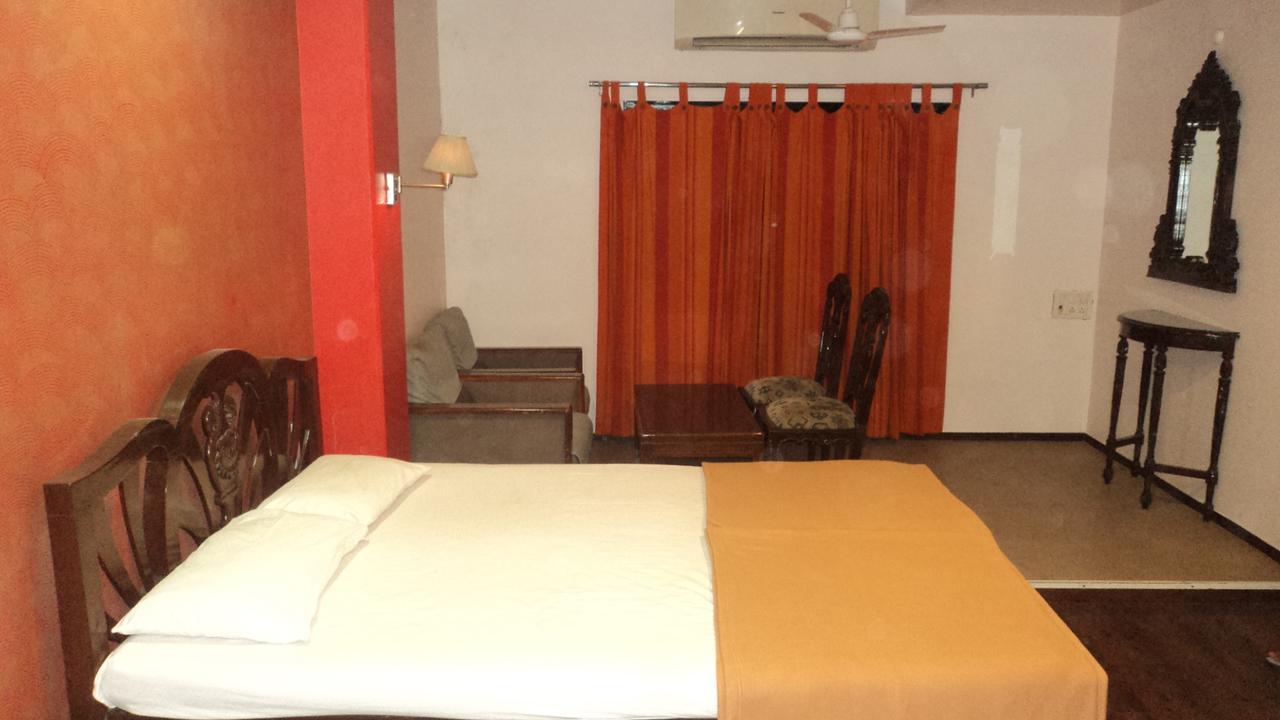 Benazeer Hotel Mumbai Bagian luar foto