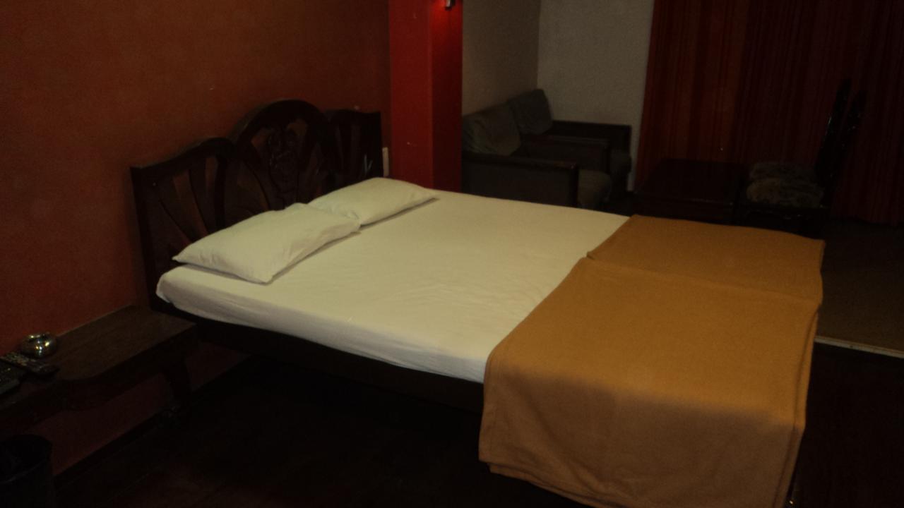 Benazeer Hotel Mumbai Bagian luar foto