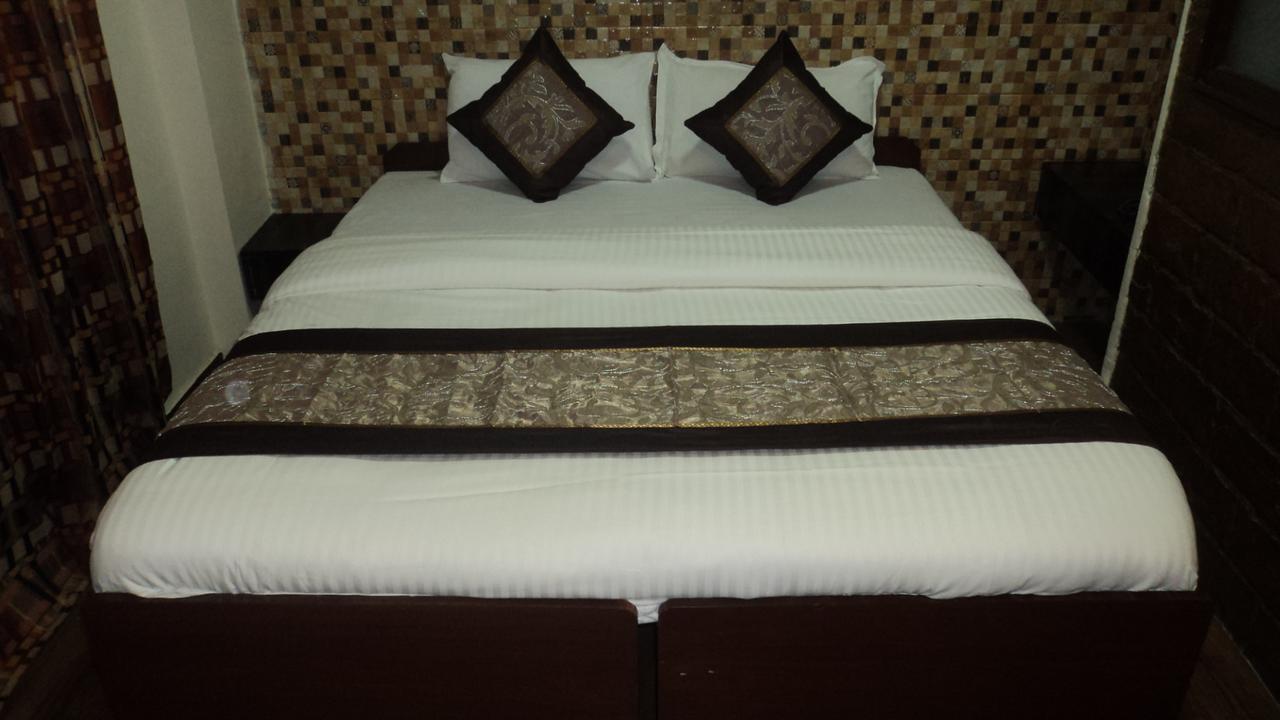 Benazeer Hotel Mumbai Bagian luar foto