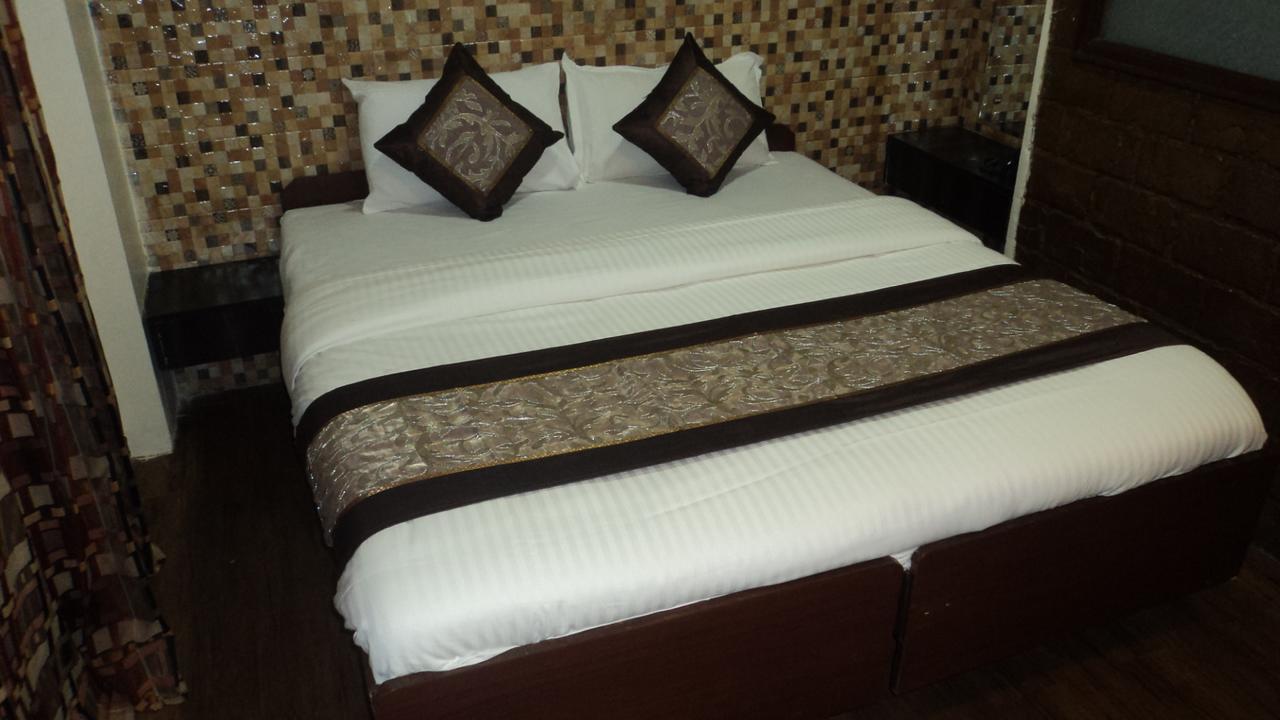 Benazeer Hotel Mumbai Bagian luar foto