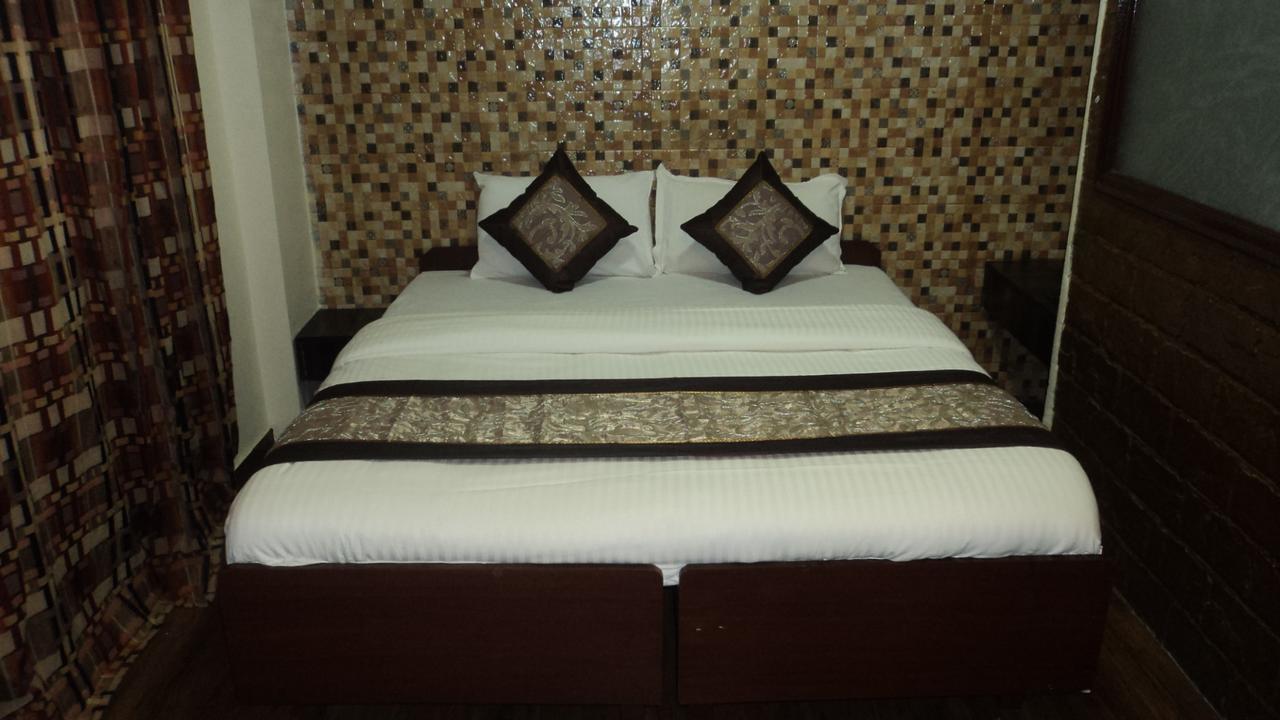 Benazeer Hotel Mumbai Bagian luar foto