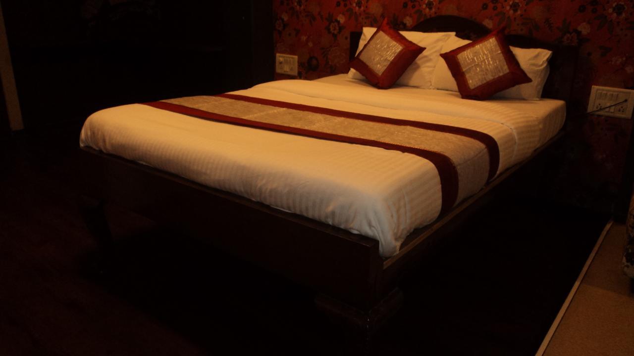 Benazeer Hotel Mumbai Bagian luar foto