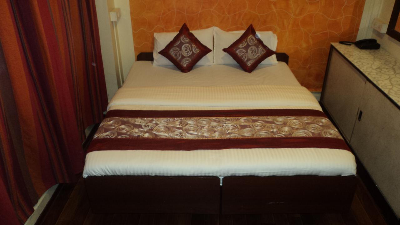 Benazeer Hotel Mumbai Bagian luar foto