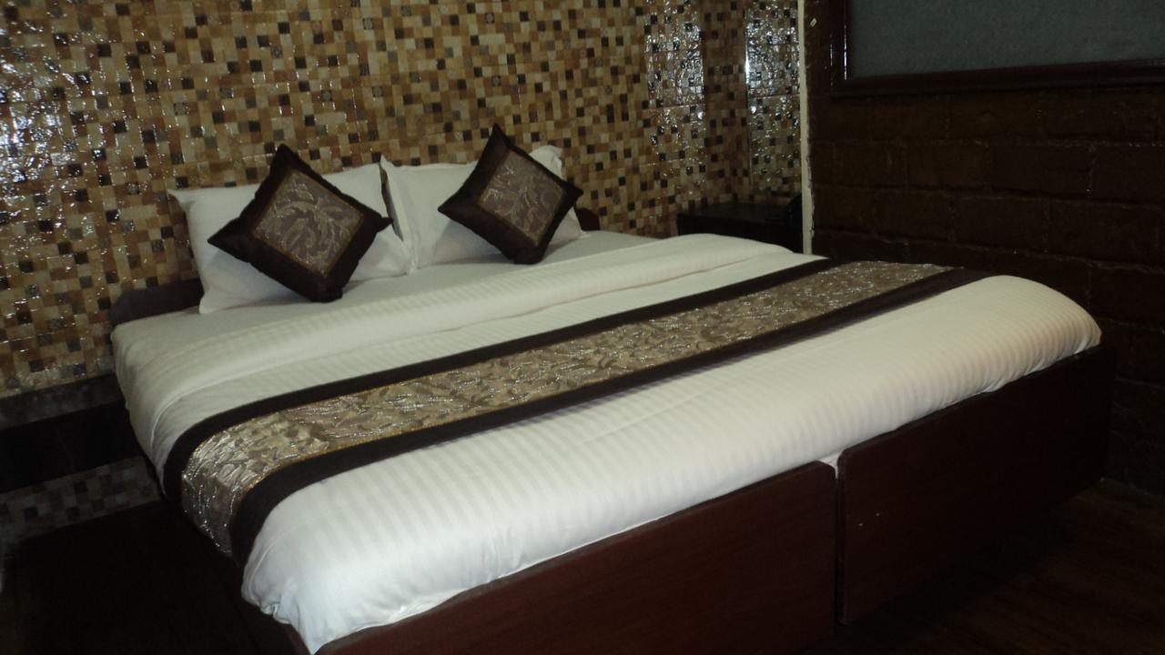 Benazeer Hotel Mumbai Bagian luar foto