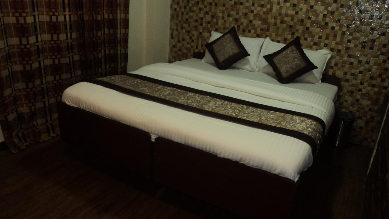 Benazeer Hotel Mumbai Bagian luar foto