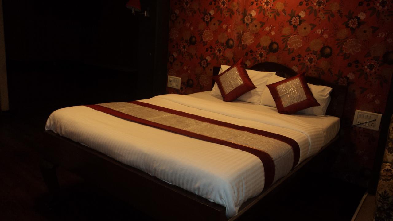 Benazeer Hotel Mumbai Bagian luar foto