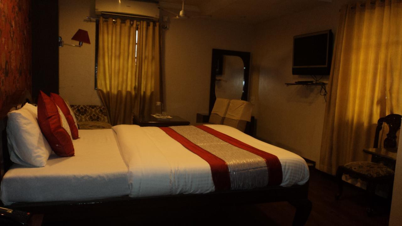 Benazeer Hotel Mumbai Bagian luar foto