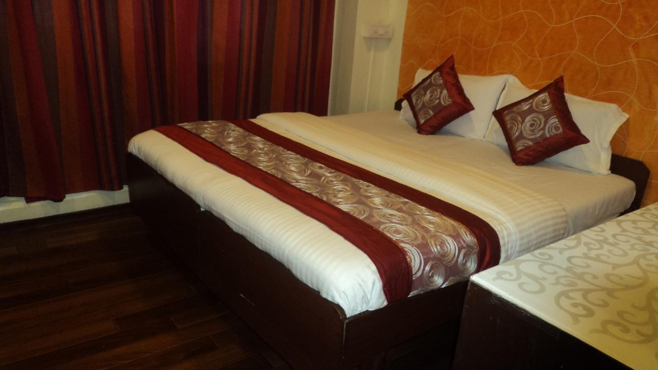 Benazeer Hotel Mumbai Bagian luar foto