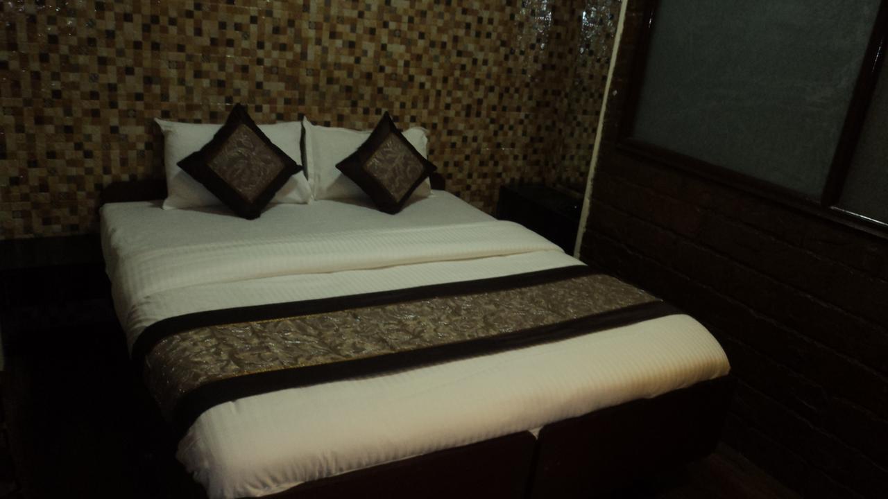 Benazeer Hotel Mumbai Bagian luar foto