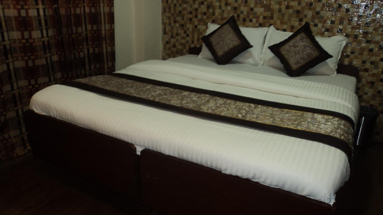 Benazeer Hotel Mumbai Bagian luar foto