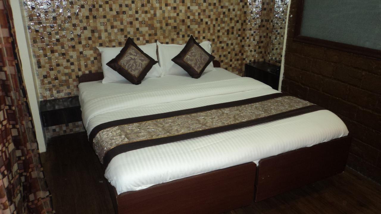 Benazeer Hotel Mumbai Bagian luar foto