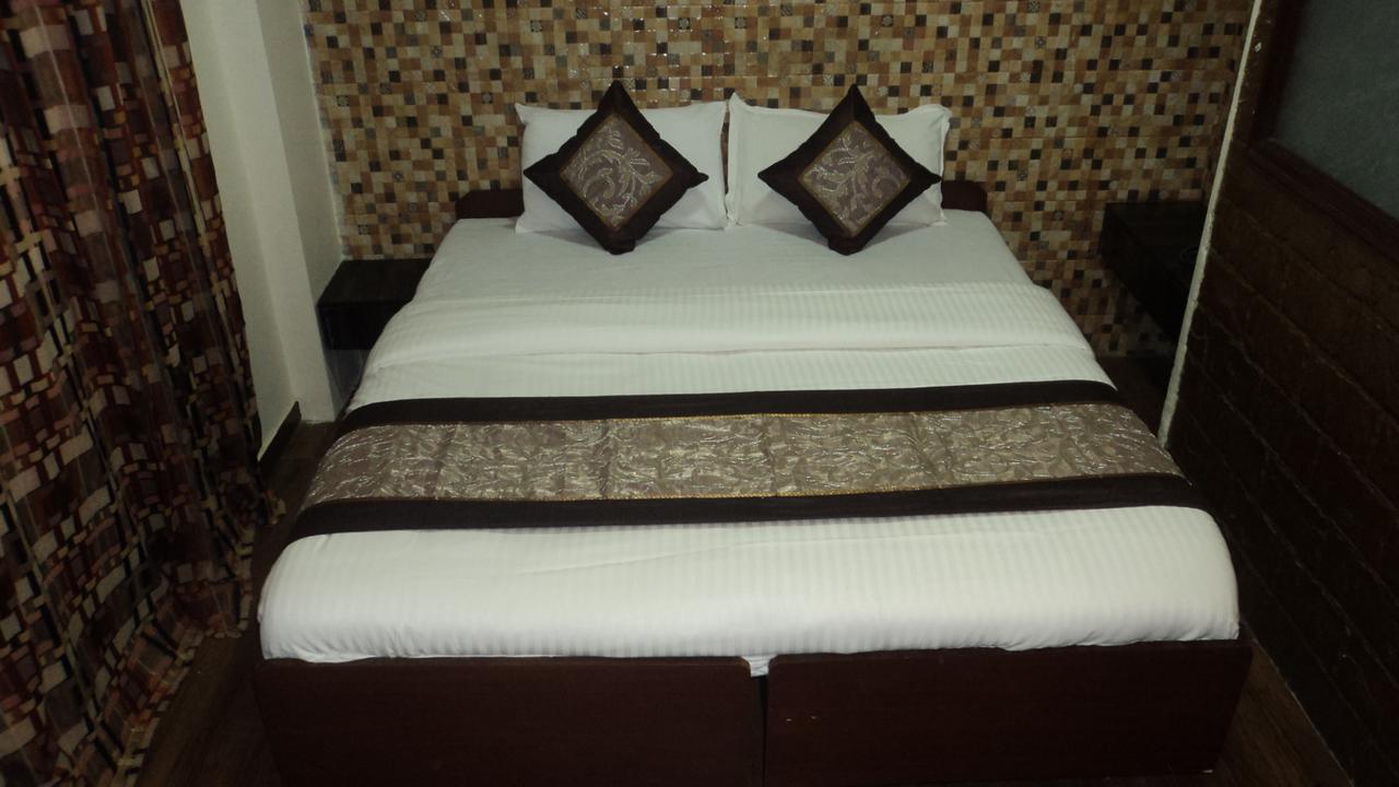 Benazeer Hotel Mumbai Bagian luar foto