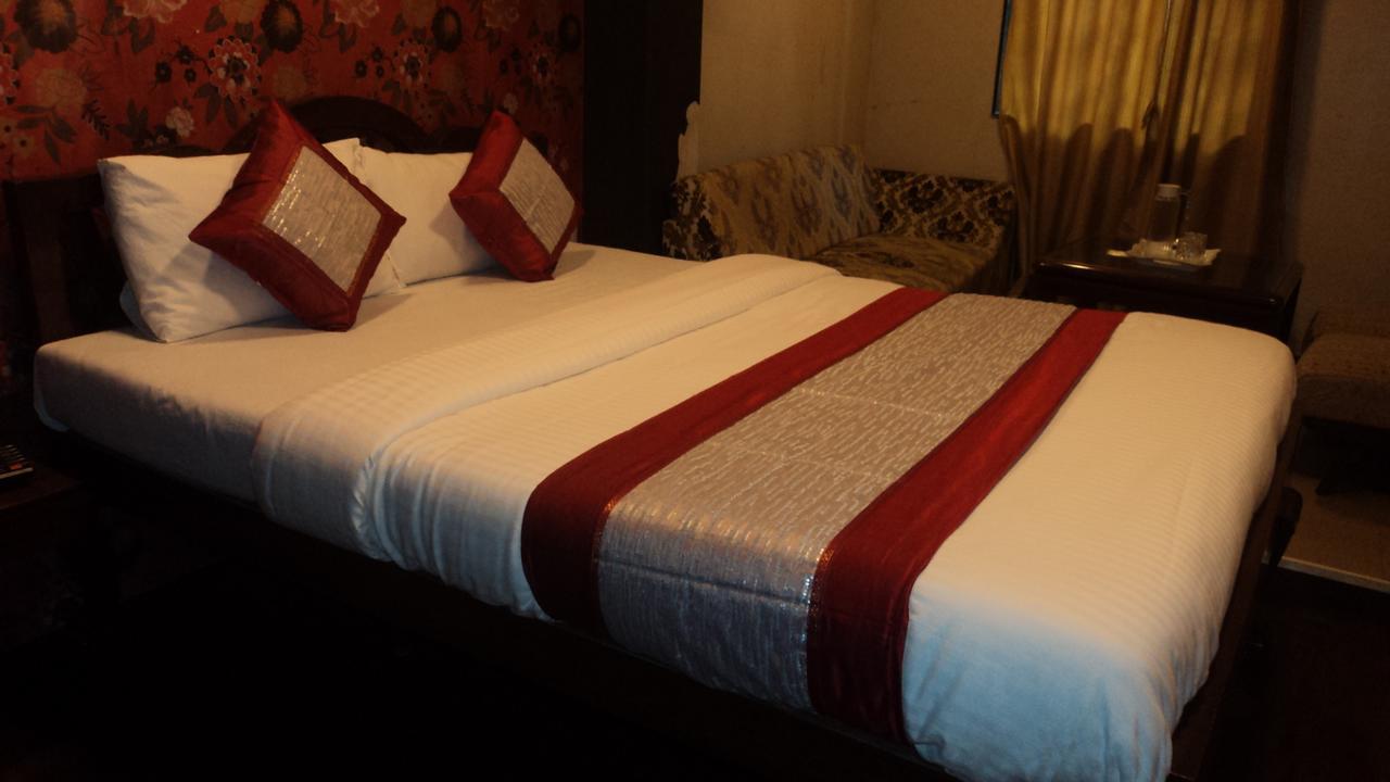 Benazeer Hotel Mumbai Bagian luar foto