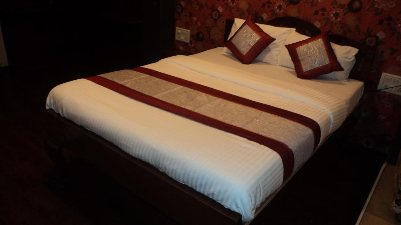 Benazeer Hotel Mumbai Bagian luar foto