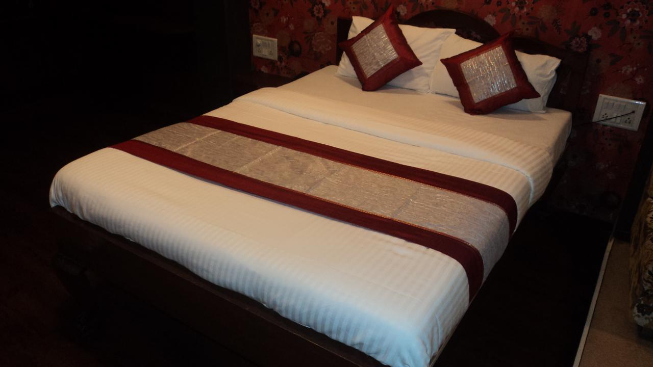 Benazeer Hotel Mumbai Bagian luar foto