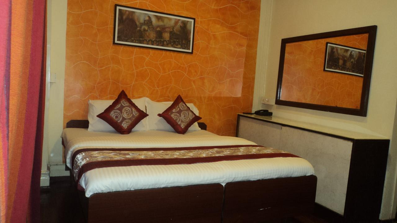 Benazeer Hotel Mumbai Bagian luar foto