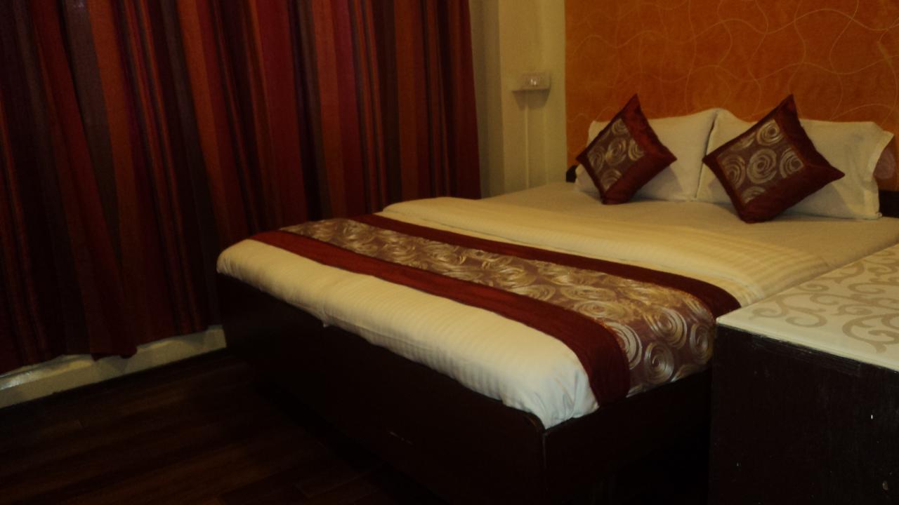 Benazeer Hotel Mumbai Bagian luar foto