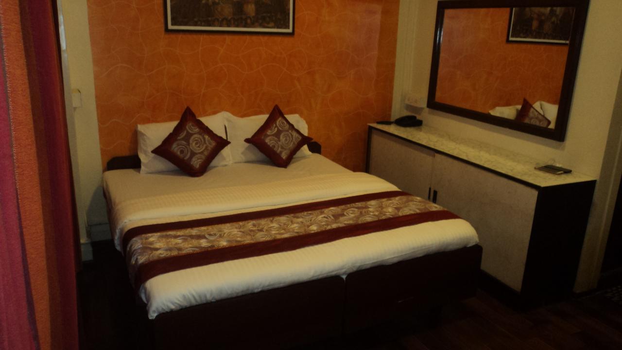 Benazeer Hotel Mumbai Bagian luar foto