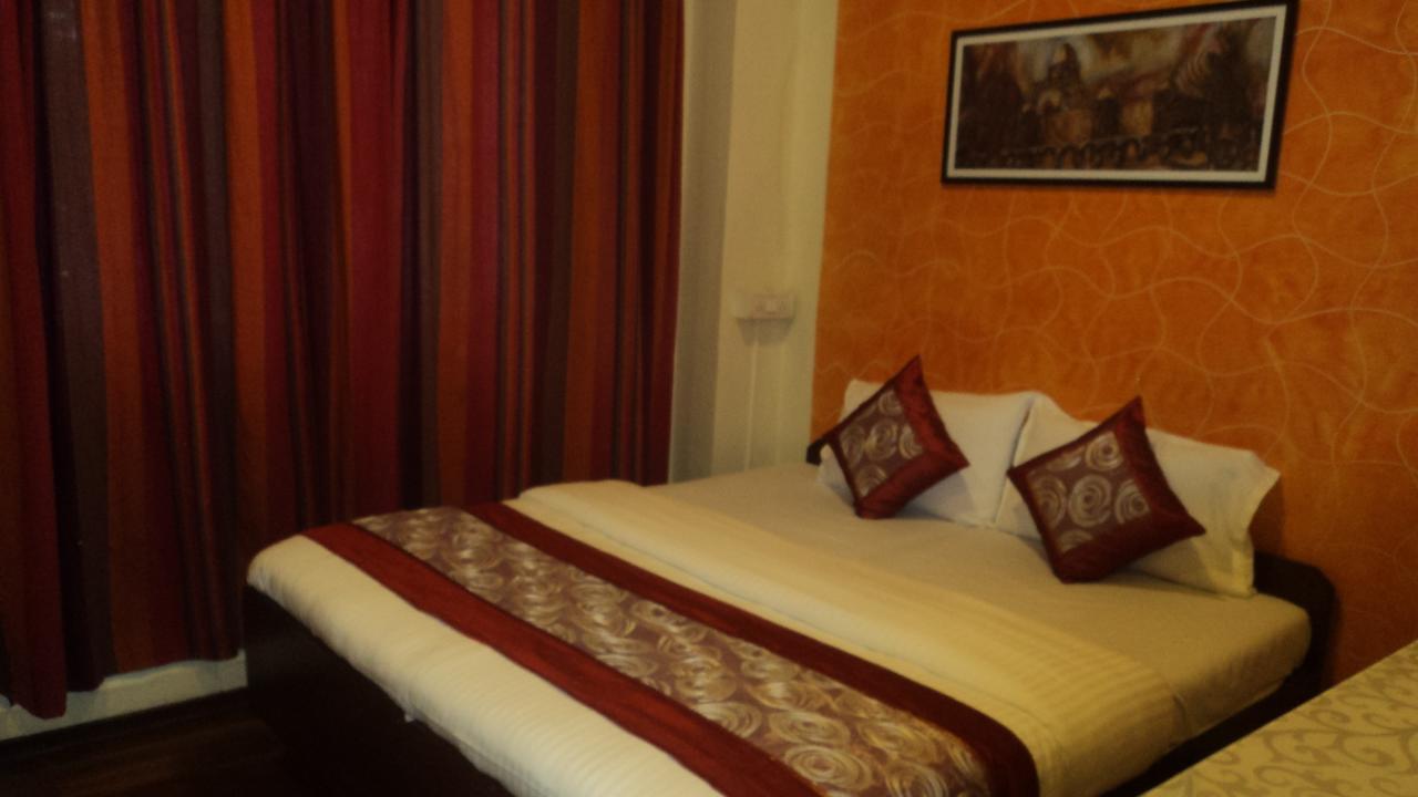 Benazeer Hotel Mumbai Bagian luar foto