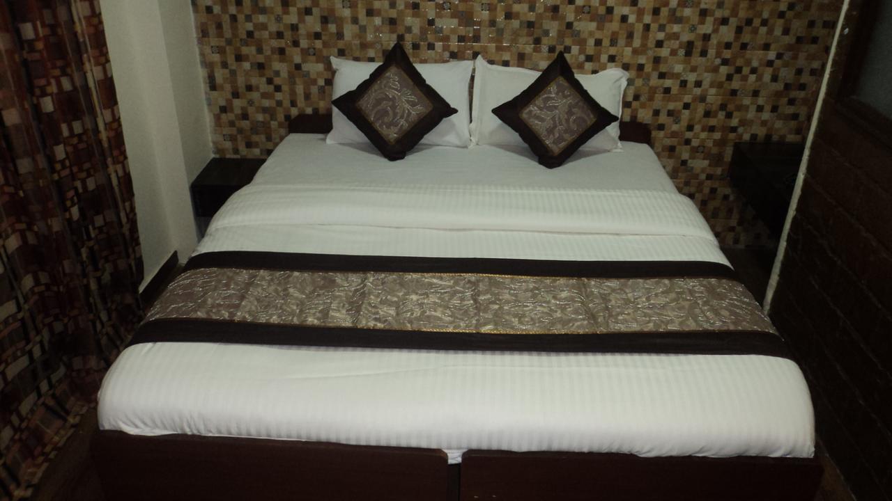 Benazeer Hotel Mumbai Bagian luar foto