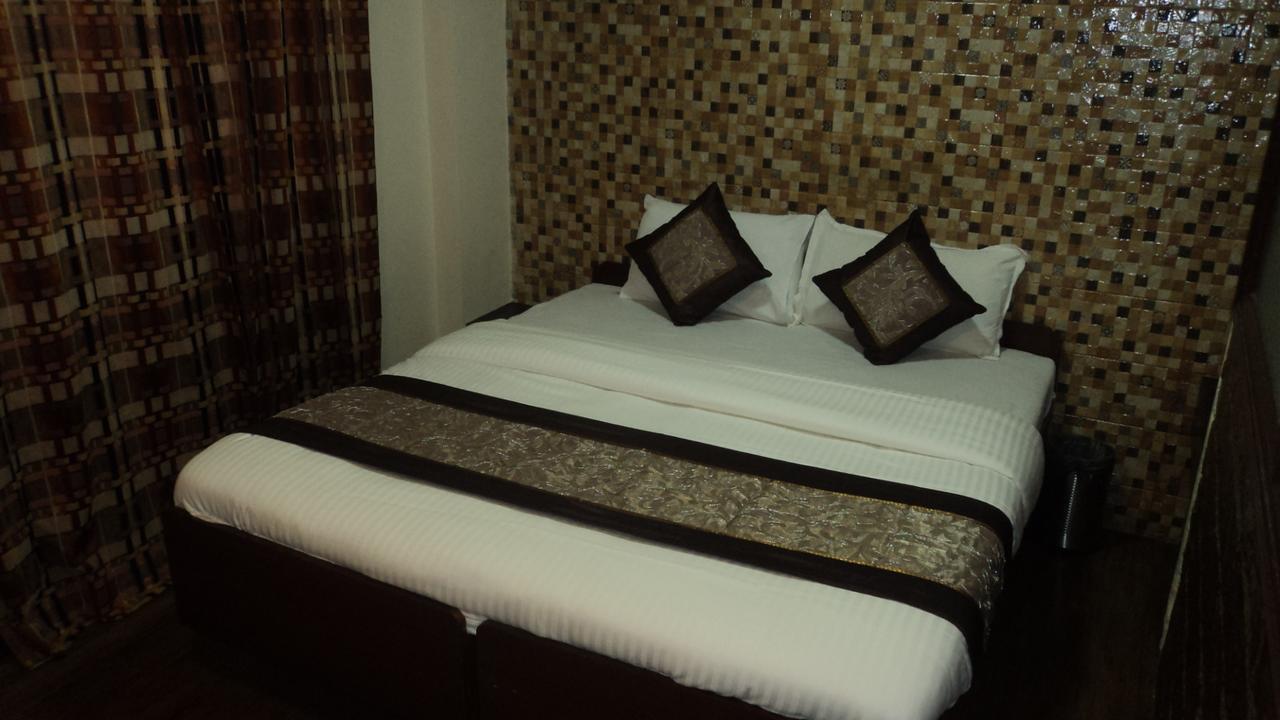 Benazeer Hotel Mumbai Bagian luar foto