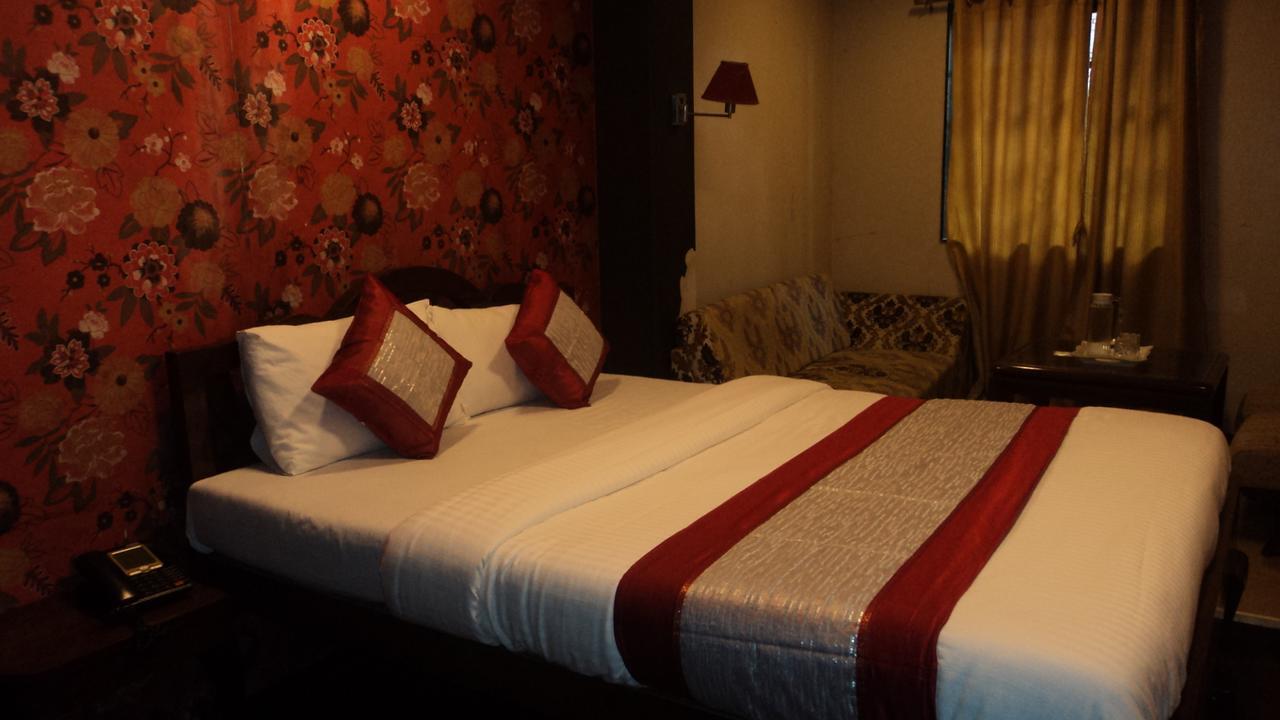 Benazeer Hotel Mumbai Bagian luar foto
