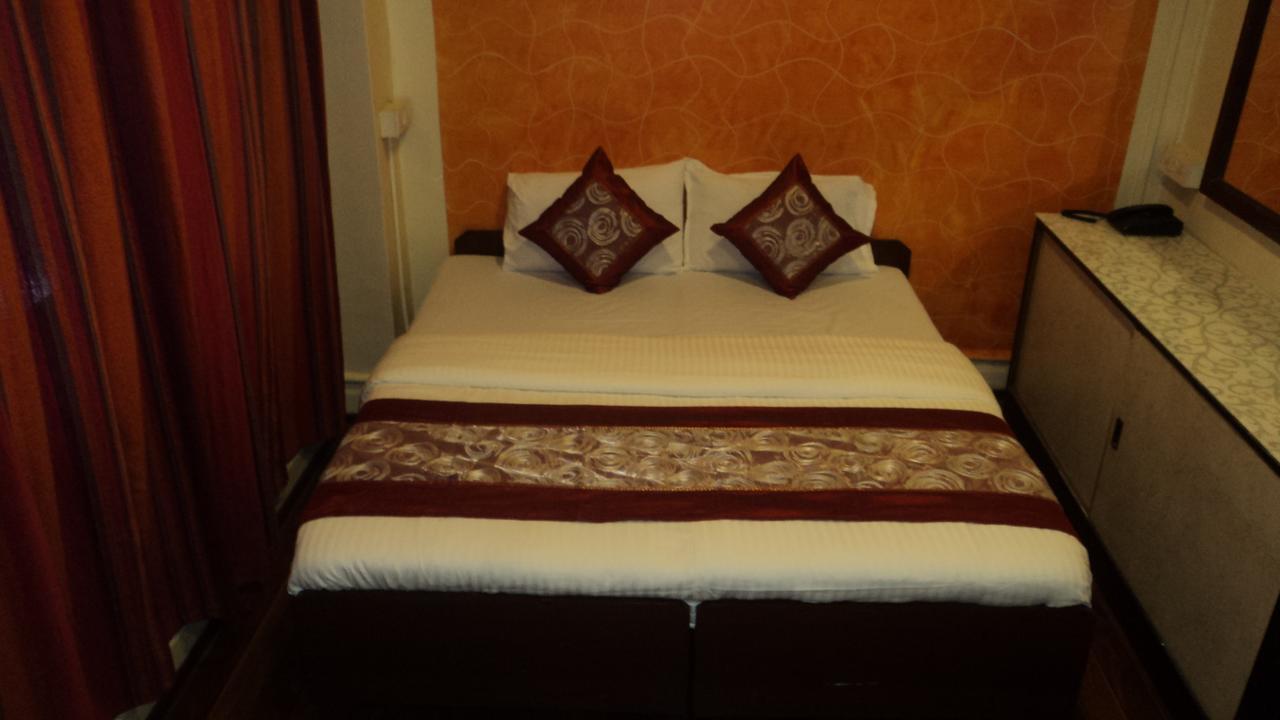 Benazeer Hotel Mumbai Bagian luar foto
