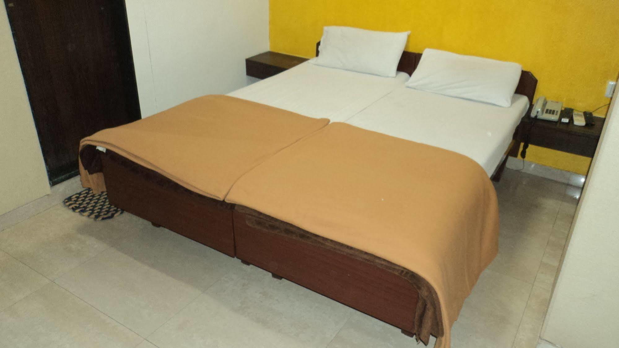 Benazeer Hotel Mumbai Bagian luar foto