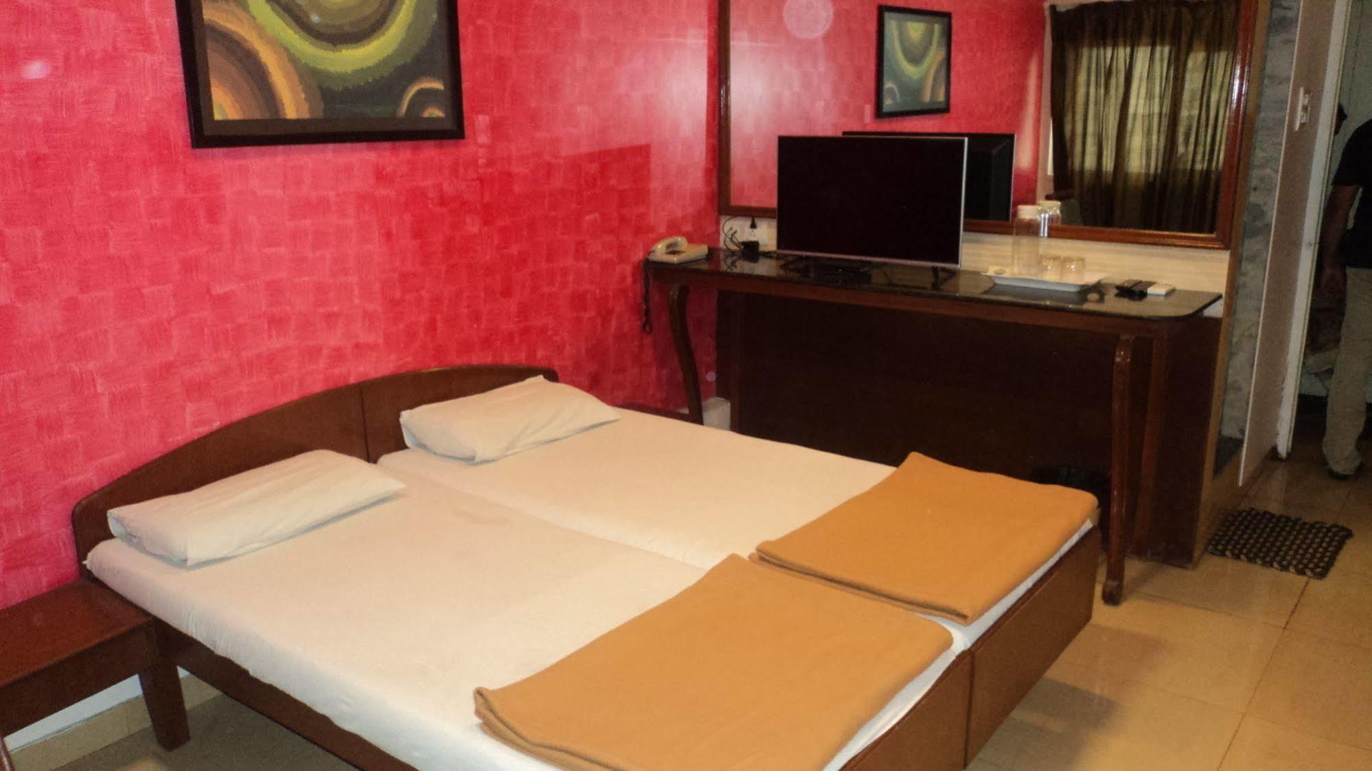 Benazeer Hotel Mumbai Bagian luar foto