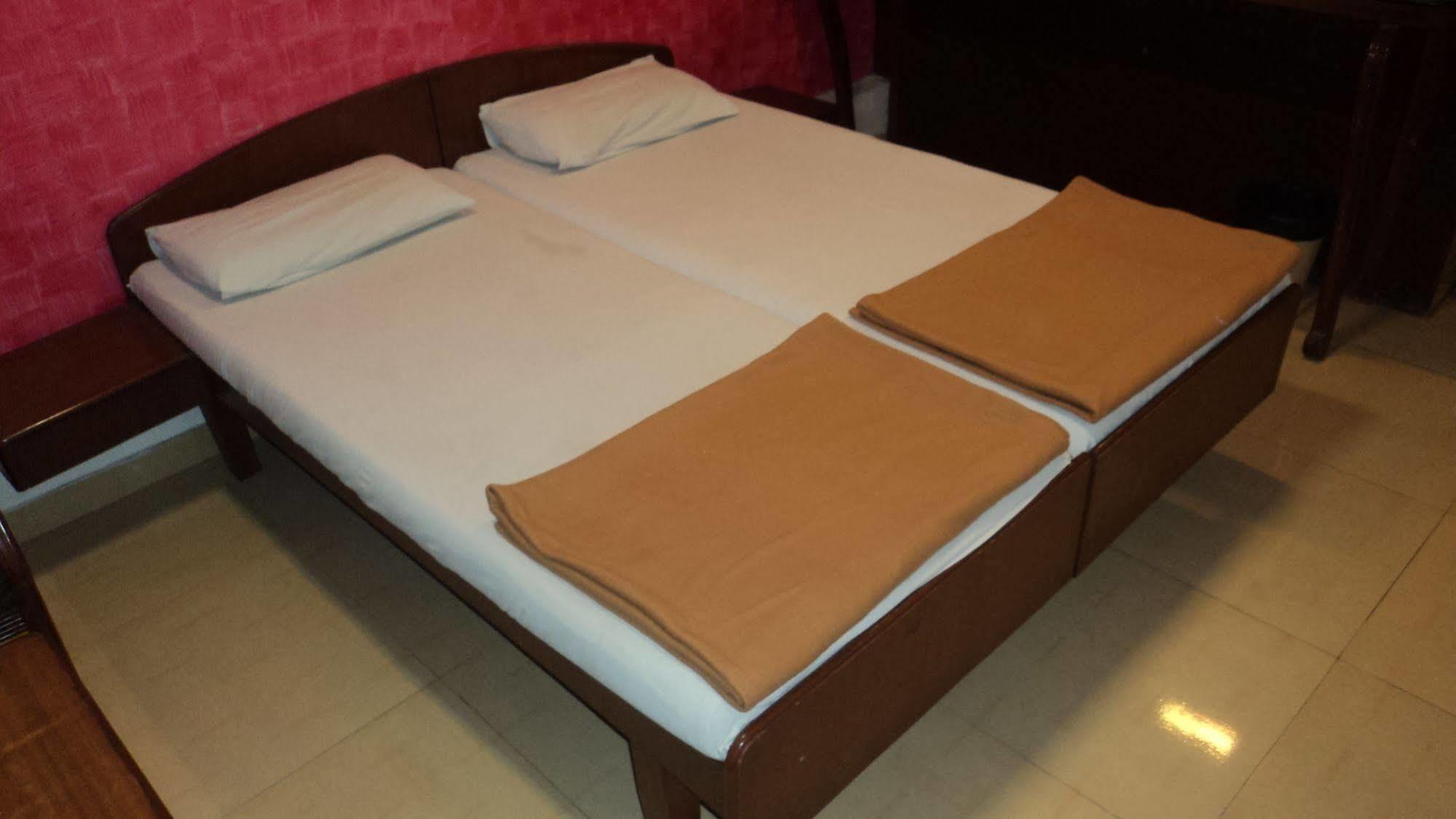 Benazeer Hotel Mumbai Bagian luar foto