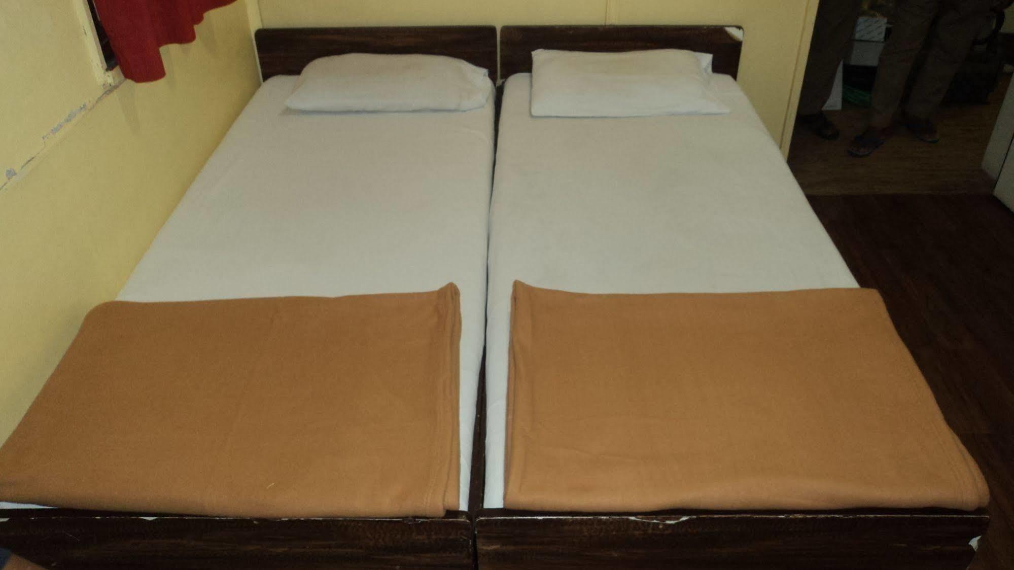 Benazeer Hotel Mumbai Bagian luar foto