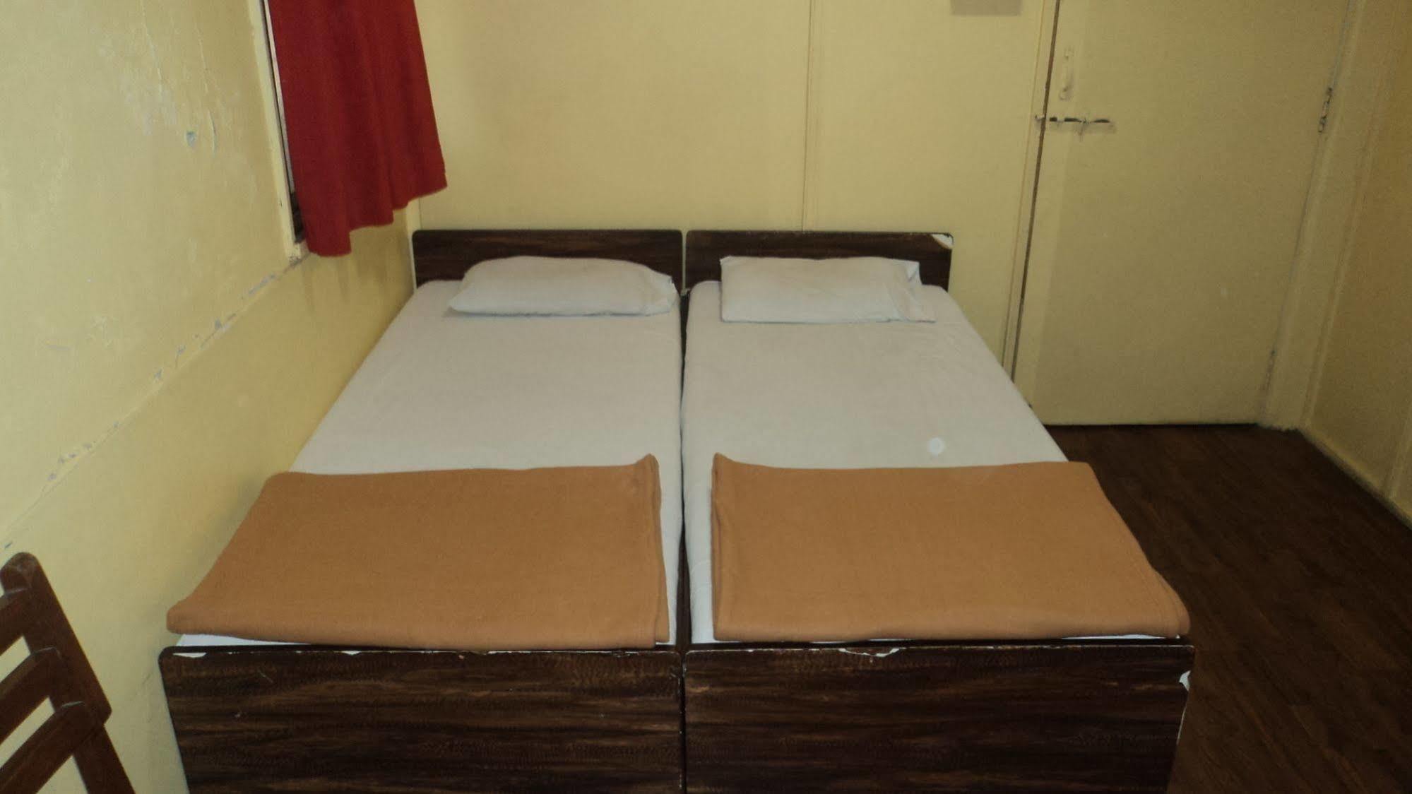 Benazeer Hotel Mumbai Bagian luar foto