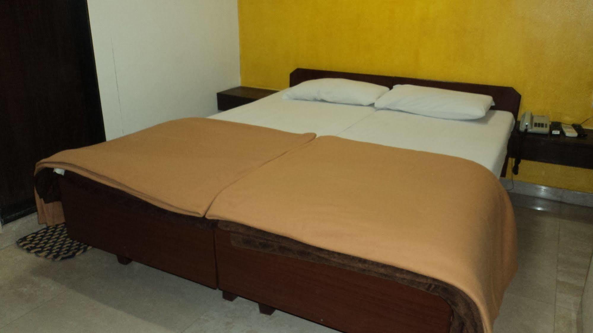 Benazeer Hotel Mumbai Bagian luar foto