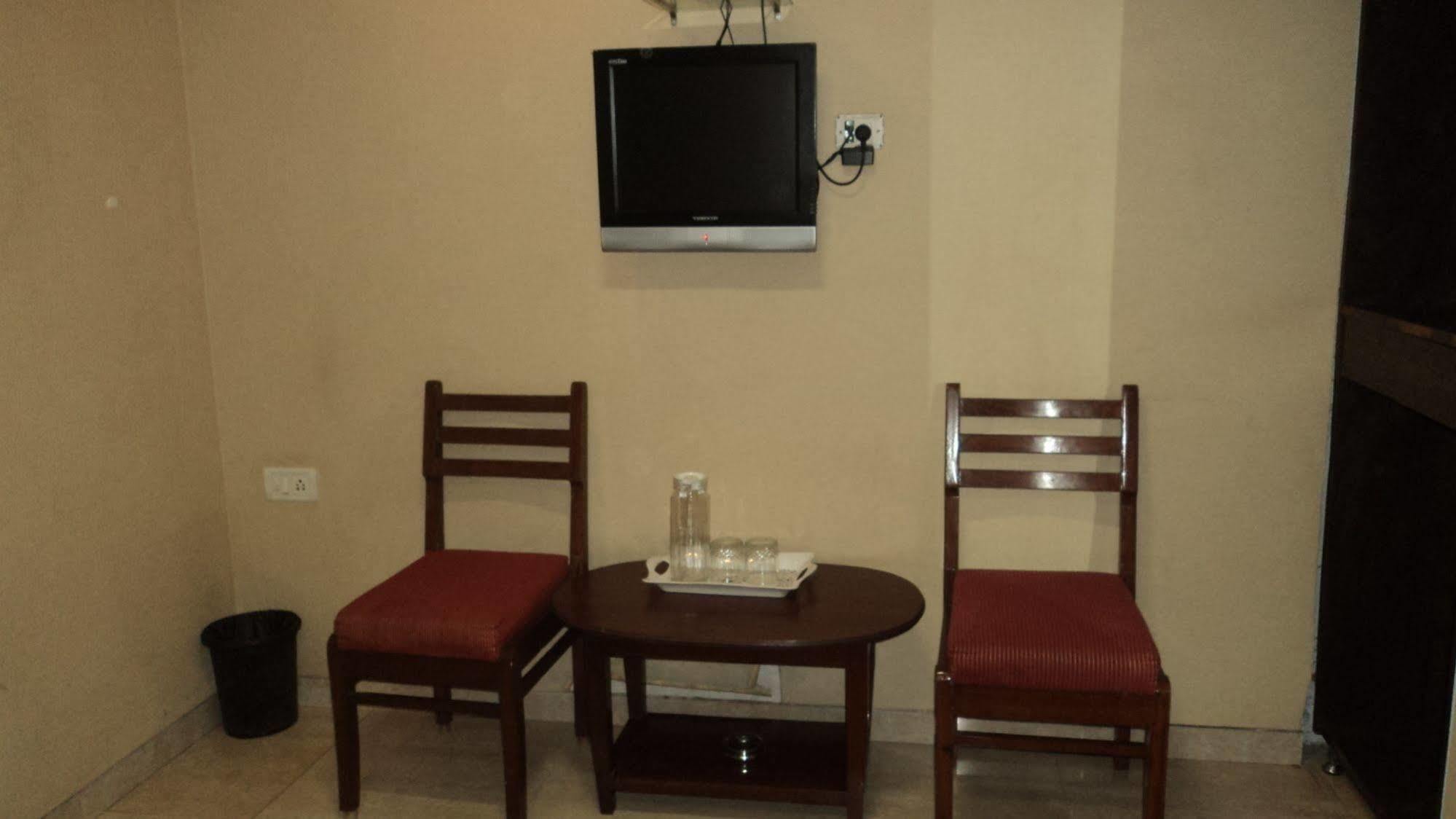 Benazeer Hotel Mumbai Bagian luar foto
