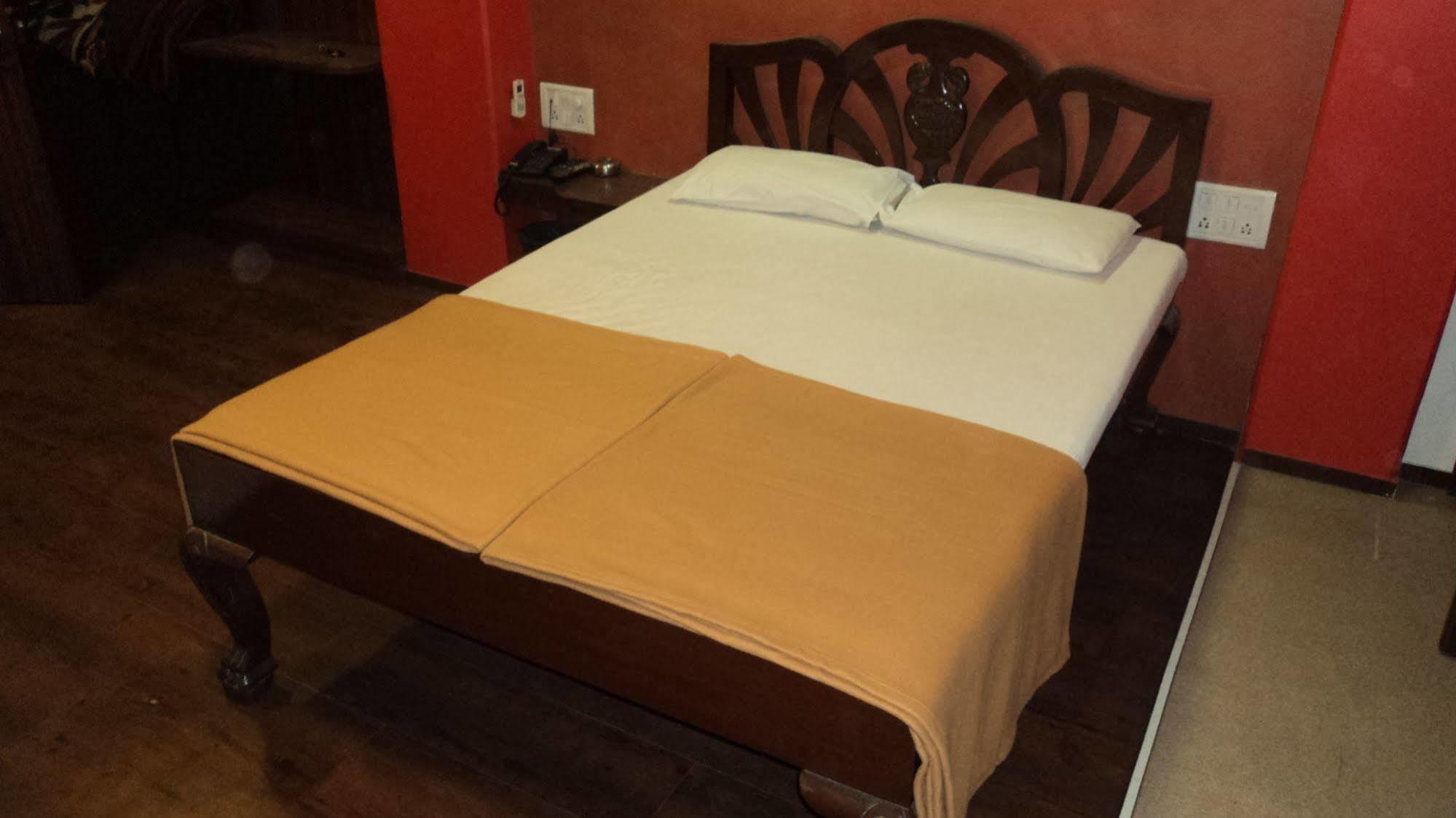 Benazeer Hotel Mumbai Bagian luar foto