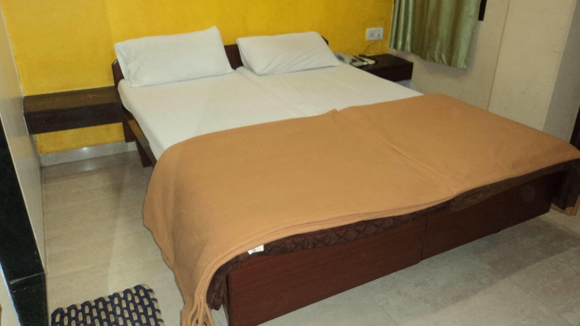 Benazeer Hotel Mumbai Bagian luar foto