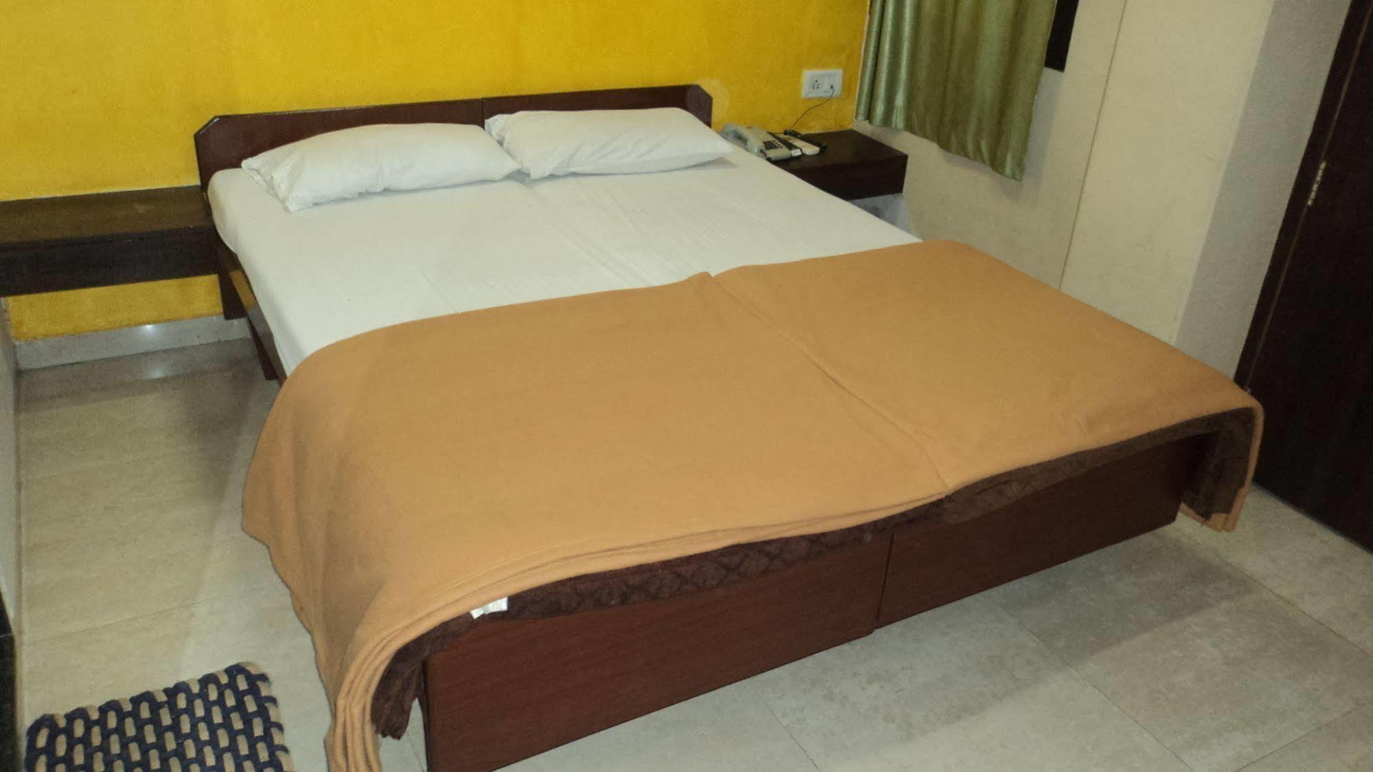 Benazeer Hotel Mumbai Bagian luar foto
