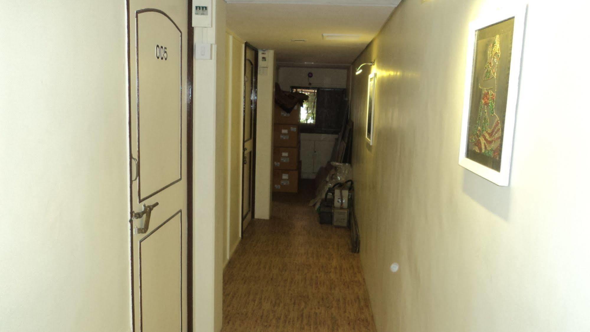Benazeer Hotel Mumbai Bagian luar foto