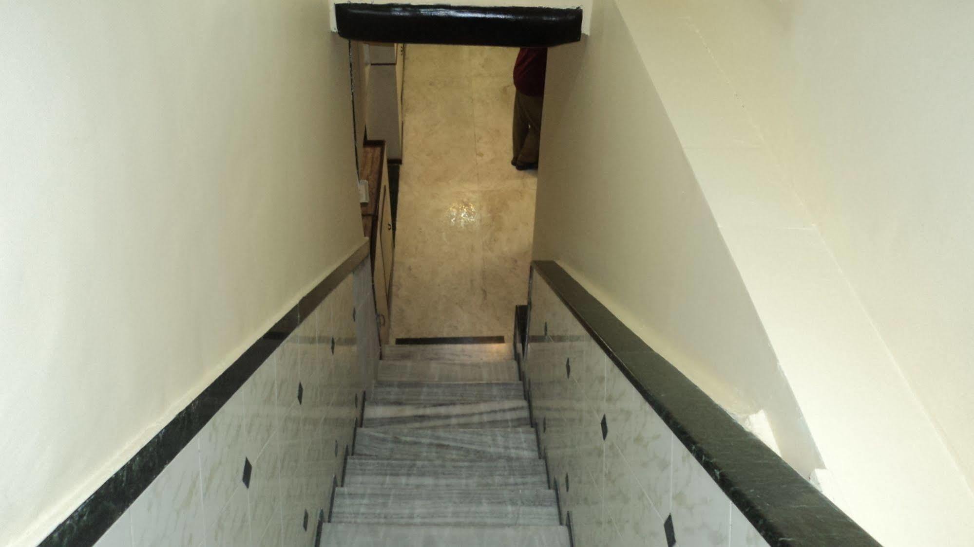 Benazeer Hotel Mumbai Bagian luar foto