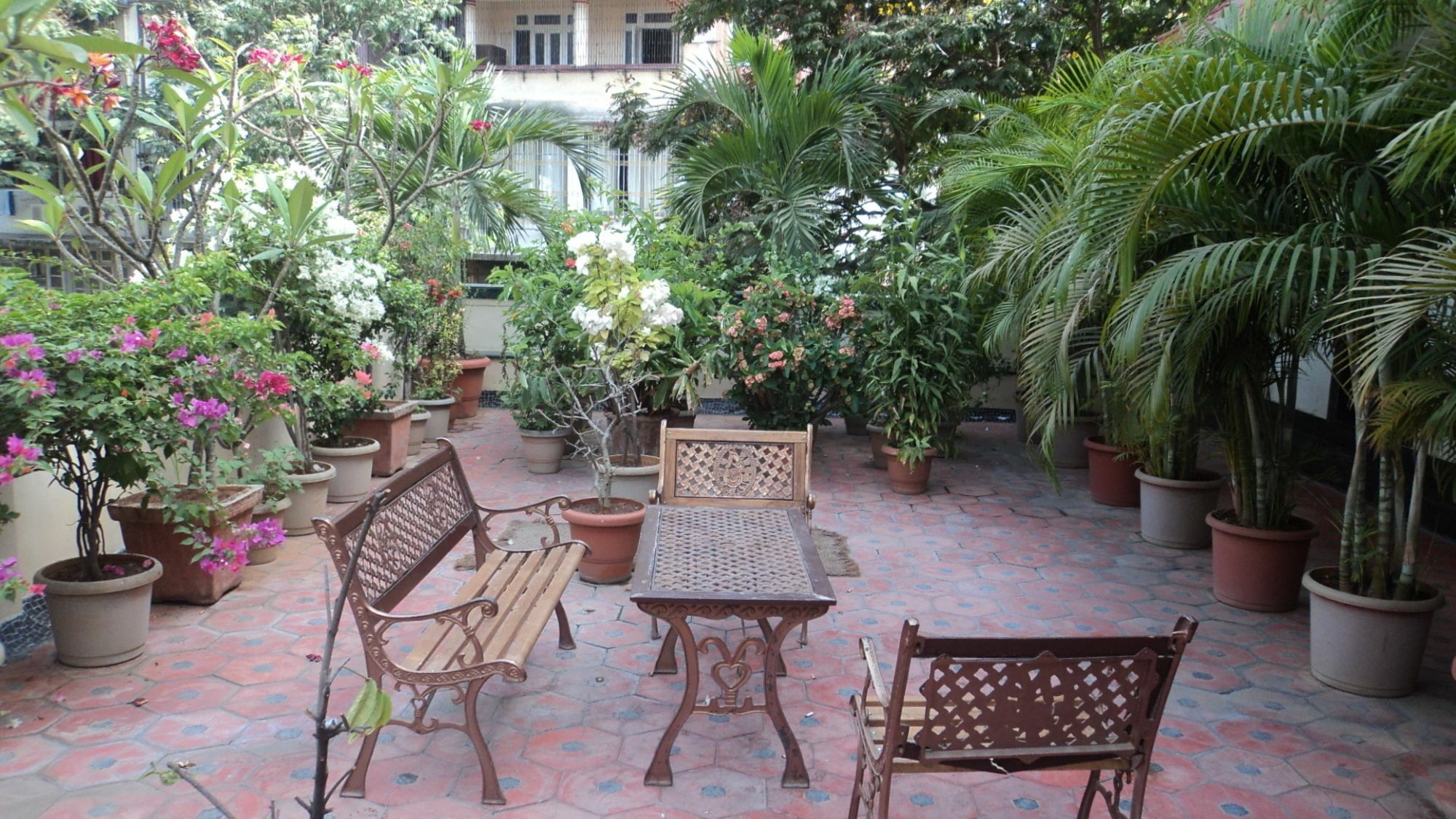 Benazeer Hotel Mumbai Bagian luar foto